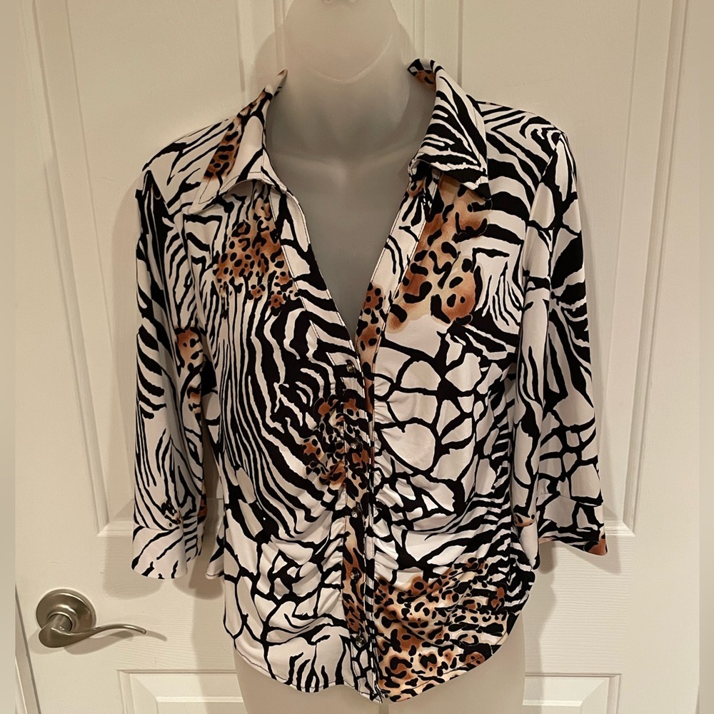Mesmerize Sz M Animal print button down top B718